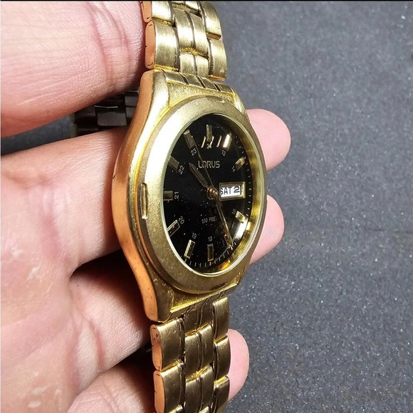 Lorus Mens Quartz Watch Gold Tone Black Day Date Dial LR 0241 WR 30M working - Picture 5 of 9